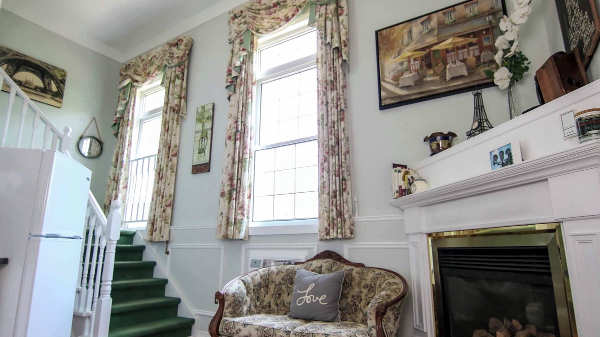Bracebridge Apartment | Chambre D'amour (suite) | The Jypsy Inn