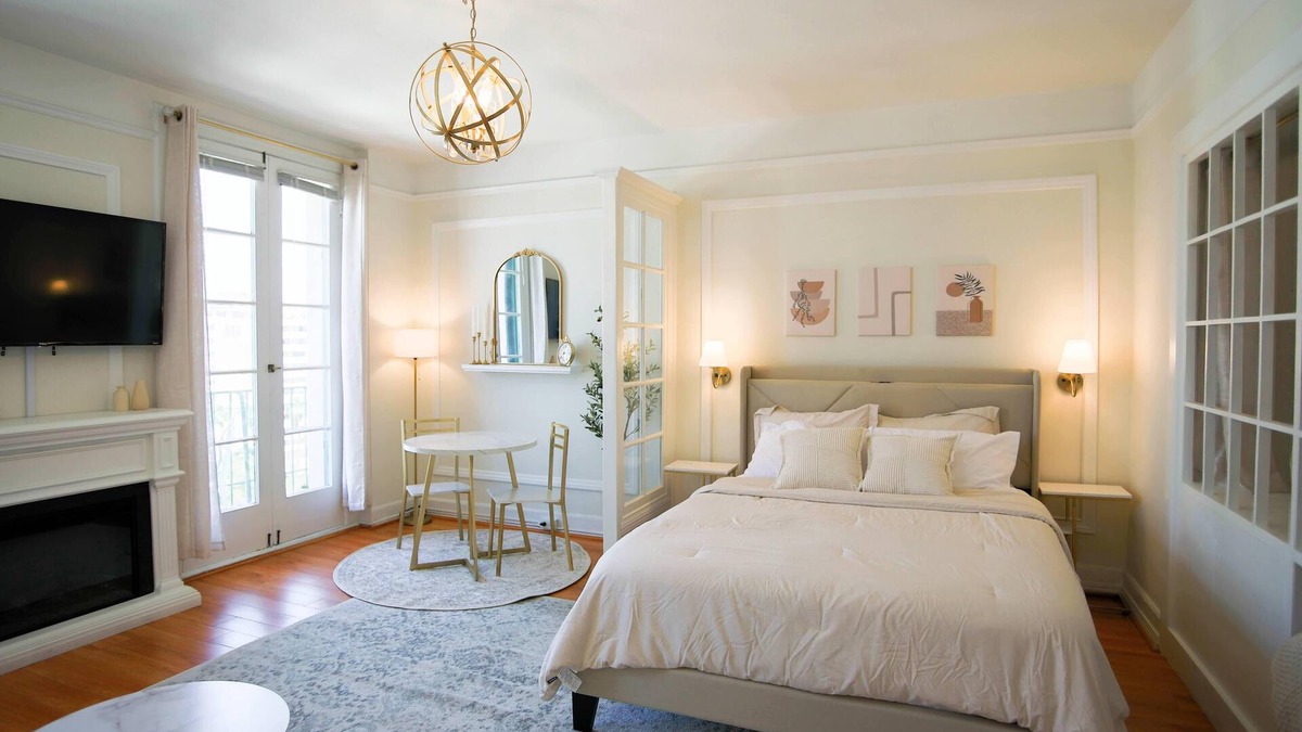 East Village Apartment | Chambre de Bonne in Downtown Long Beach across from the Convention Center~