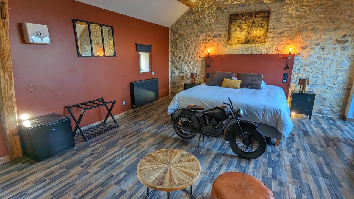 Treuzy-Levelay Other | Chambre Industrielle Avec Jacuzzi Privatif Sous les Poutres