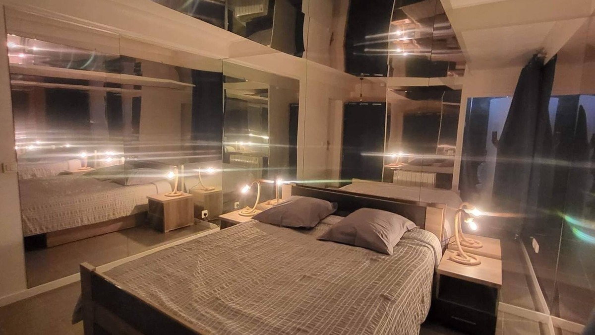 Montolivet Apartment | Chambre Miroir à 5 Minutes à Pied du Dôme de Marseille