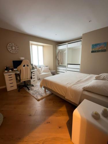 Domagne House | Chambre privée avec salle de bain tourelle