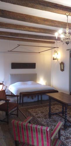 Champagne-Mouton Bed & Breakfast | Chambre Renaissance au Château de Champagne-Mouton