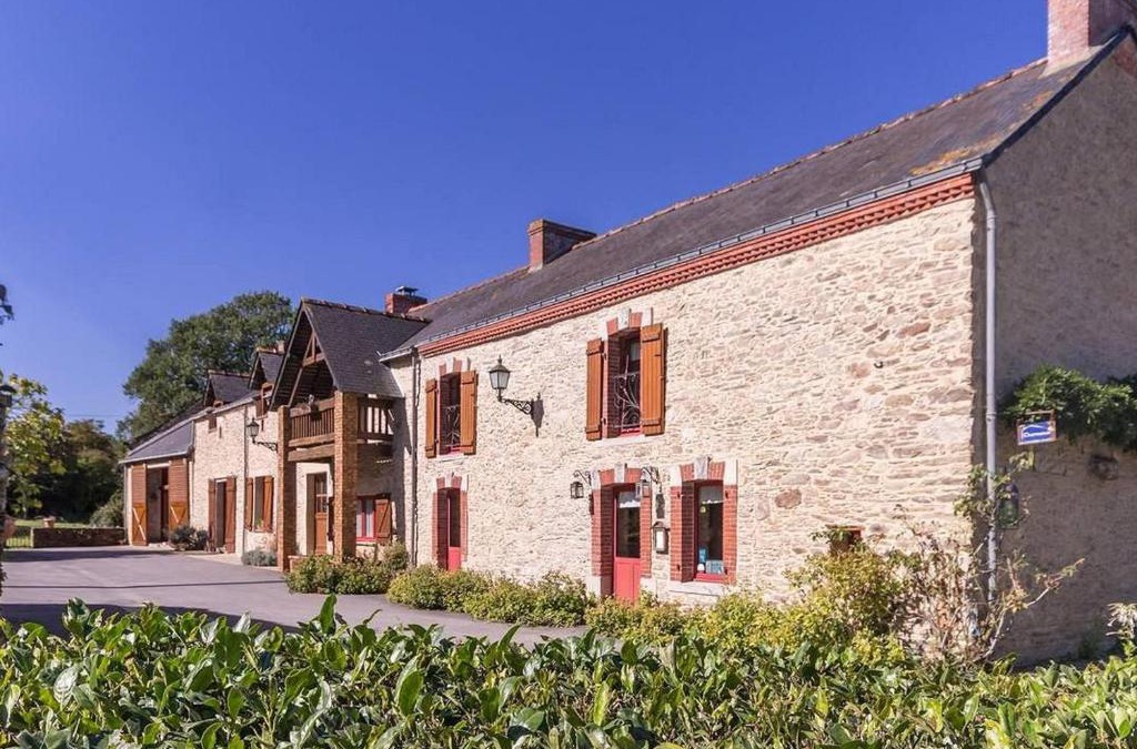 Bouvron Bed & Breakfast | Chambre rustique avec lit king-size, salle de bains privée et petit-déjeuner près de Nantes. - FR-1-306-1250