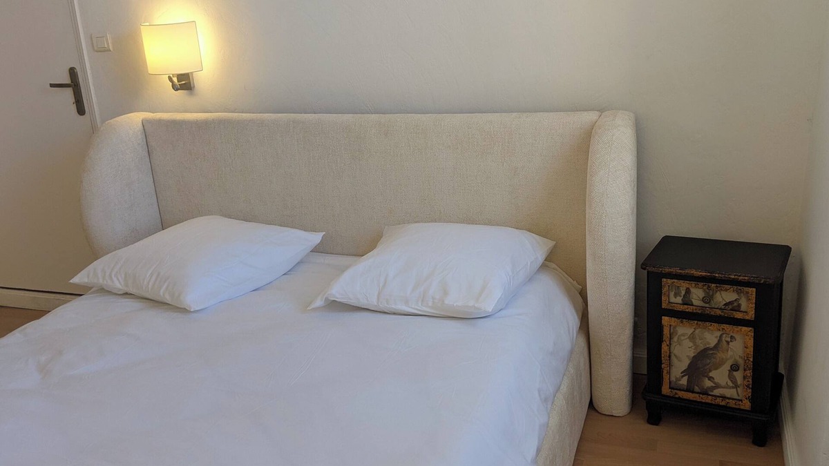 Le Thor Bed & Breakfast | Chambre Voltaire, terrace on the banks of the Sorgue