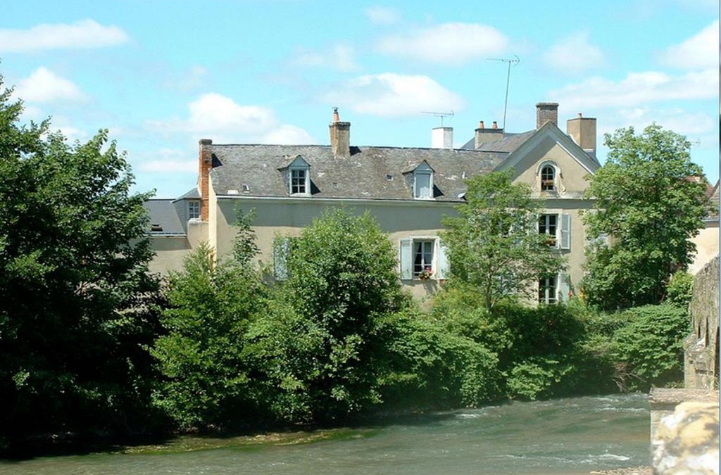 Montfort-le-Gesnois Bed & Breakfast | Chambres d'hôtes Le Pont Romain