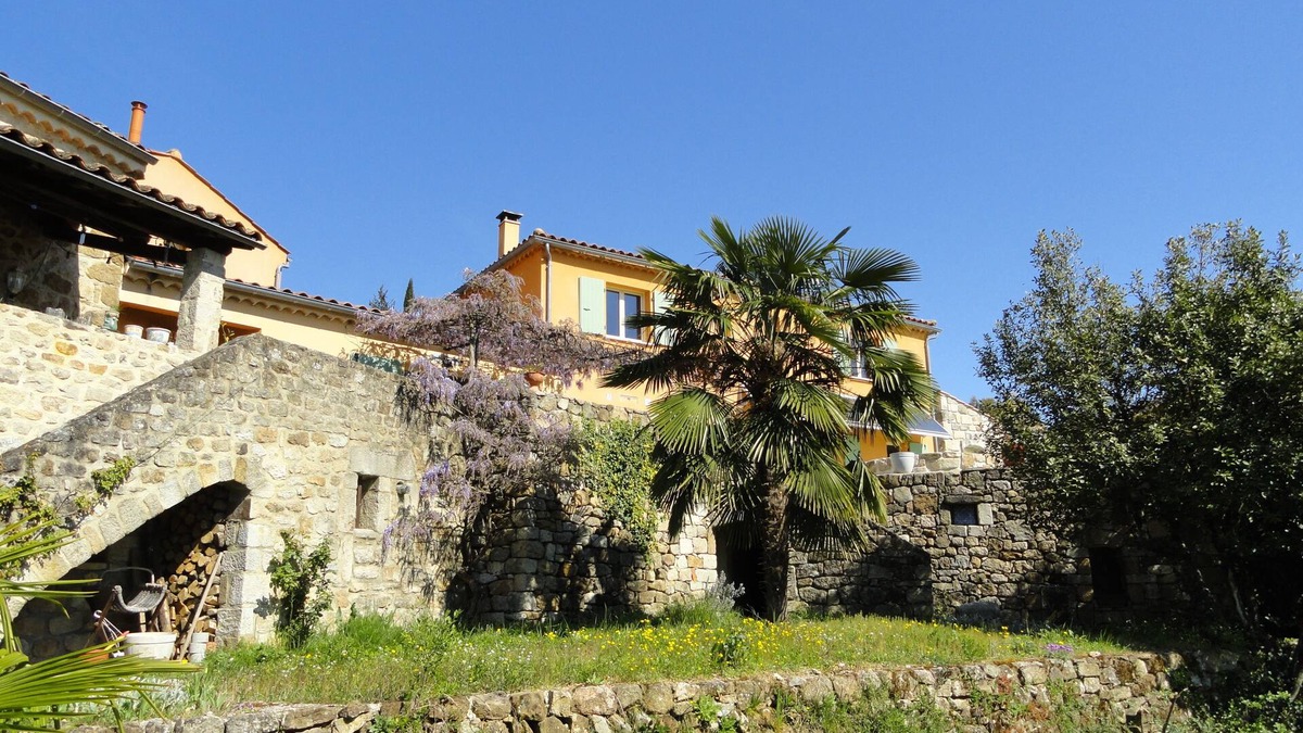 Joyeuse House | Chambres d'hôtes Au creux du Chambon