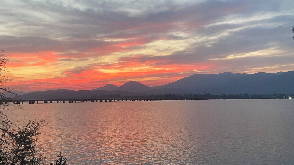 Sandpoint Cabin | Champagne Sunsets Lakefront with Loft & Dock, View & private waterfront