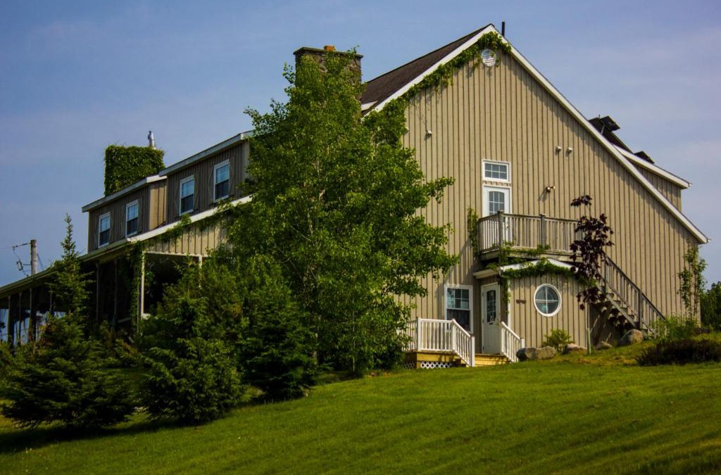 North River Bridge Hotel | Chanterelle Inn & Cottages featuring Restaurant 100 KM