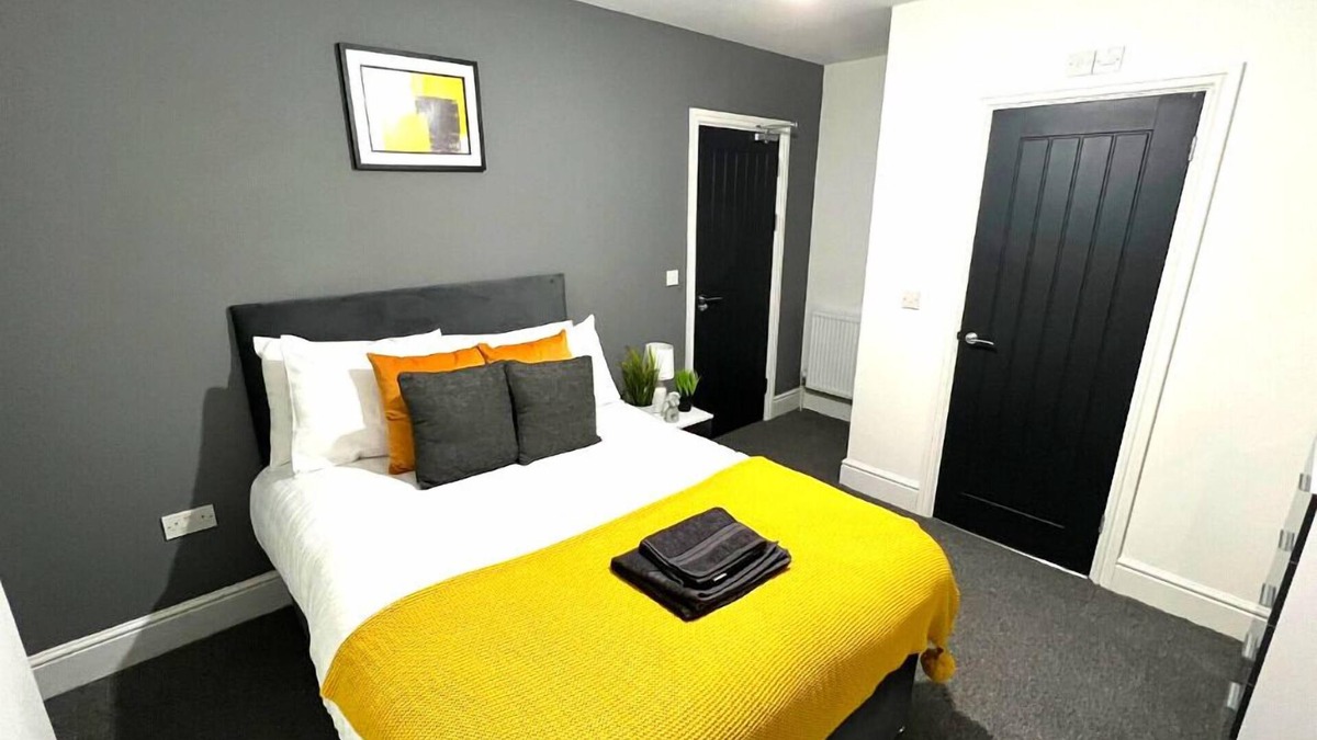 Grimsby House | Chantry Suites Double Room with En-Suite in DN31