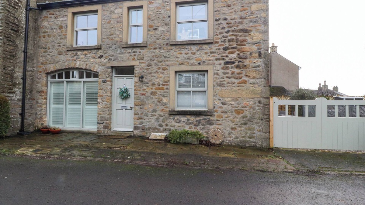 Long Preston Cottage | CHAPEL CROFT, pet friendly, with hot tub in Long Preston