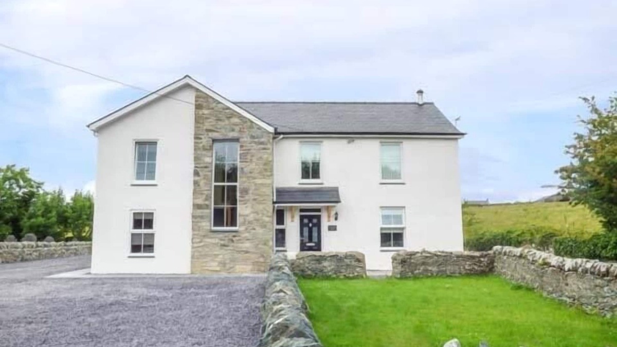 Elim Cottage | CHAPEL HOUSE, pet friendly, character holiday cottage in Llanddeusant