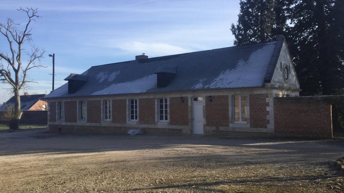 Courcelles-sous-Moyencourt Cottage | Character house within the castle grounds with discovery of llamas