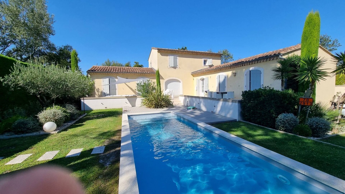 Entraigues-sur-la-Sorgue Villa | Character villa with pool 15 minutes from Avignon