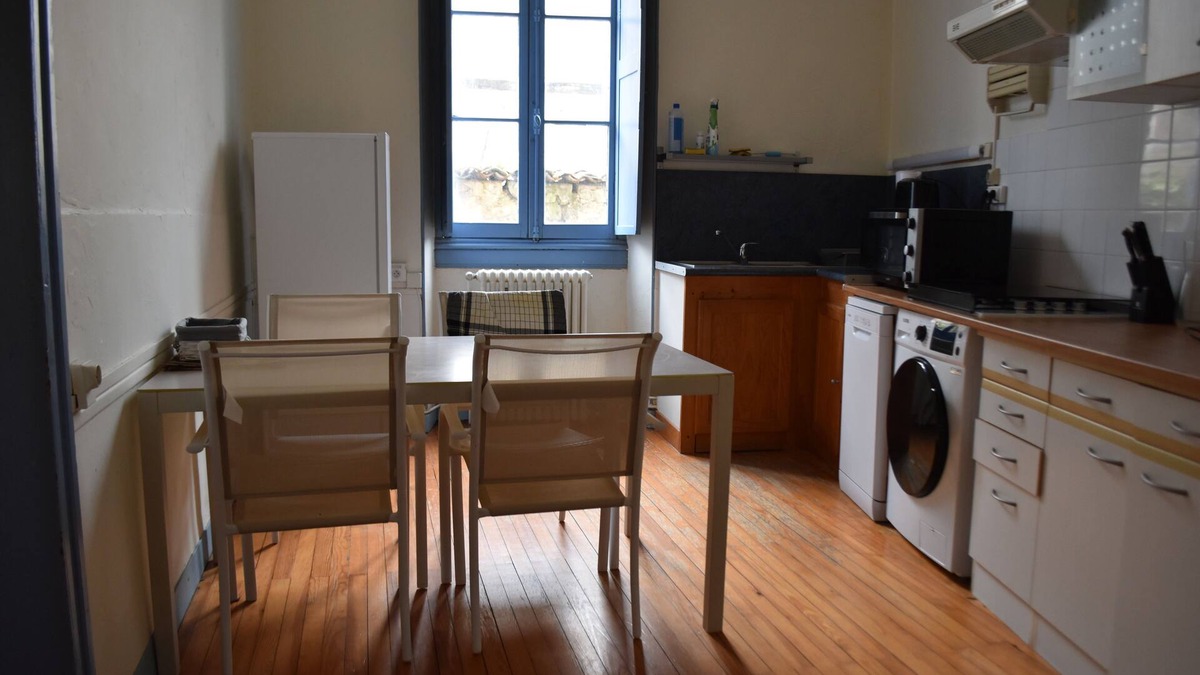 Bourg-sur-Gironde Apartment | Character apartment in city center