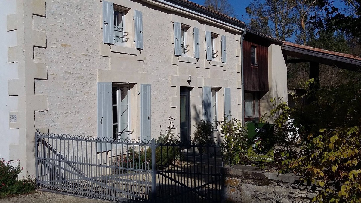 Le Vanneau-Irleau Cottage | Character cottage for 6 people on the edge of the water in the Marais Poitevin