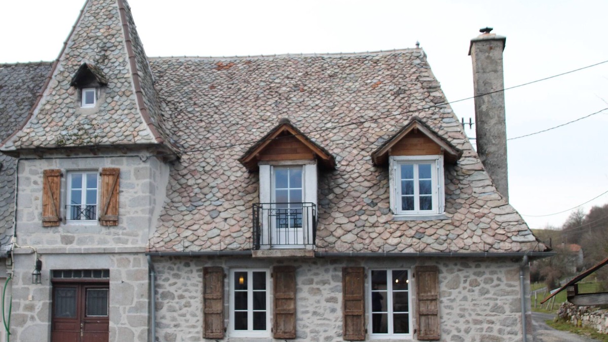 Saint-Gerons Cottage | CHARACTER COTTAGE OVERLOOKING LAKE ST ETIENNE CANTALES 500M