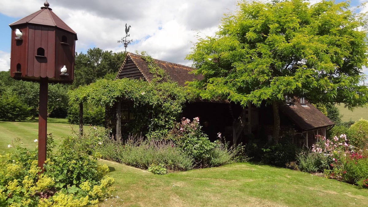 Ewhurst Green Cottage | Character Country Retreat with no contact check in/out, in historic 1066 country