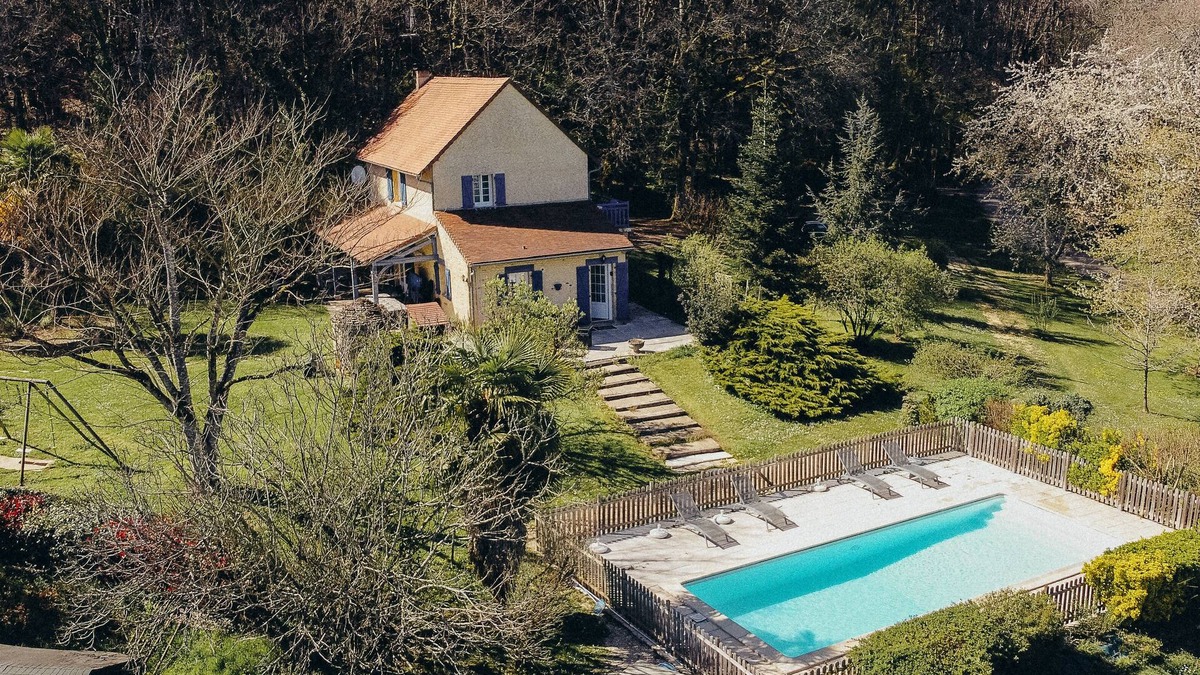 Thenon House | Character house in a quiet, exceptionally green setting + swimming pool