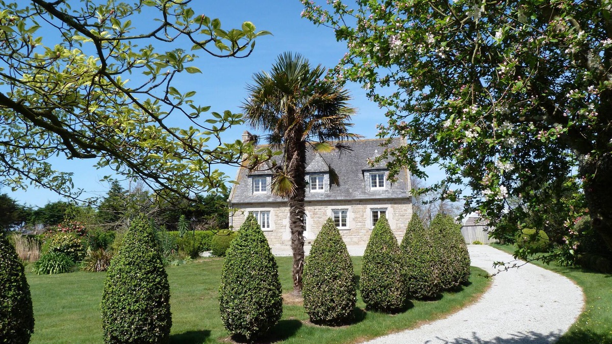 Cleder House | Character property 3km from the beach, covered swimming pool