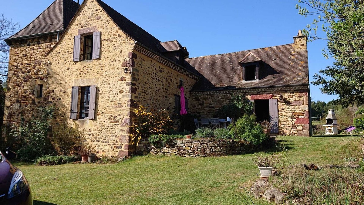 Doissat House | Character stone country house in a quiet location