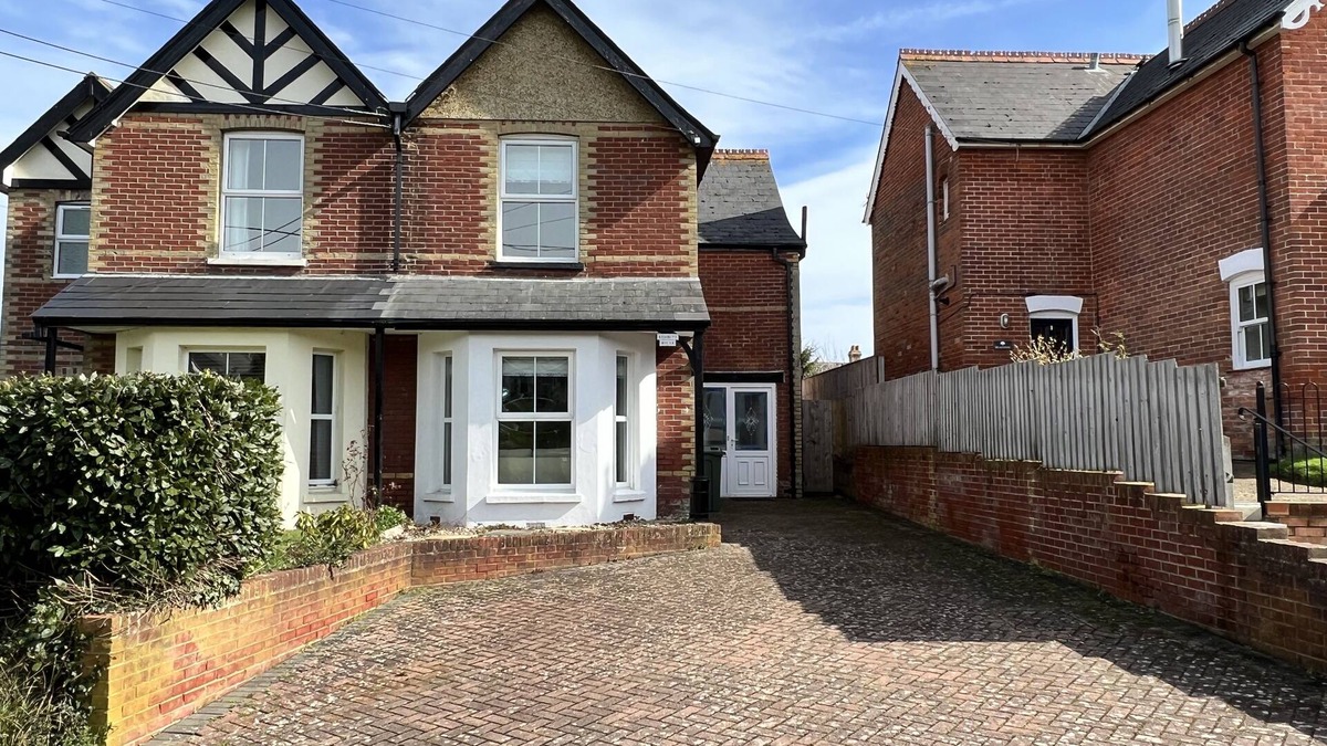 Freshwater House | Character Victorian House, Freshwater, Sleeps 6, WiFi, Parking, Garden