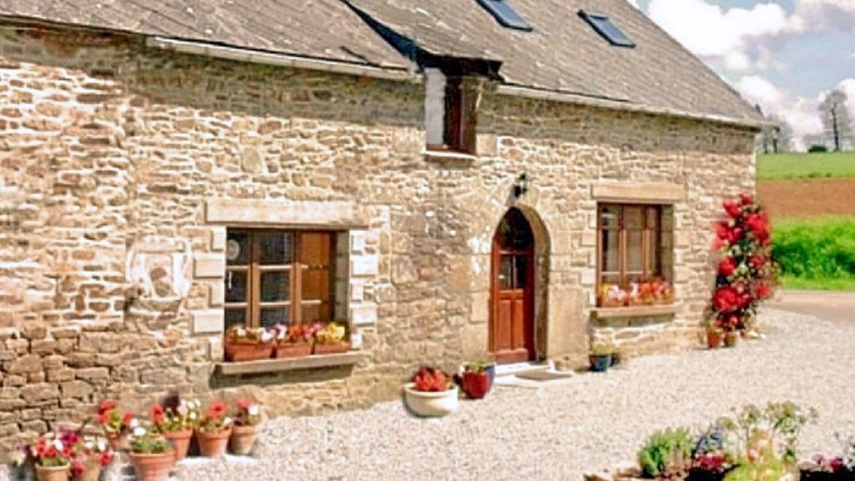 Plessala Cottage | Characterful Breton Long House in Rural Tranquility - Exclusively for Couples