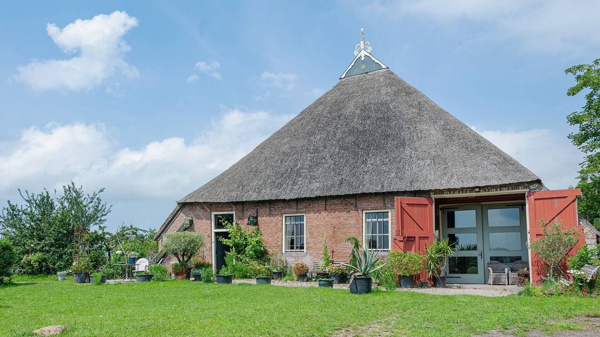 Burum Apartment | Characteristic headlong hull farm with thatched cover