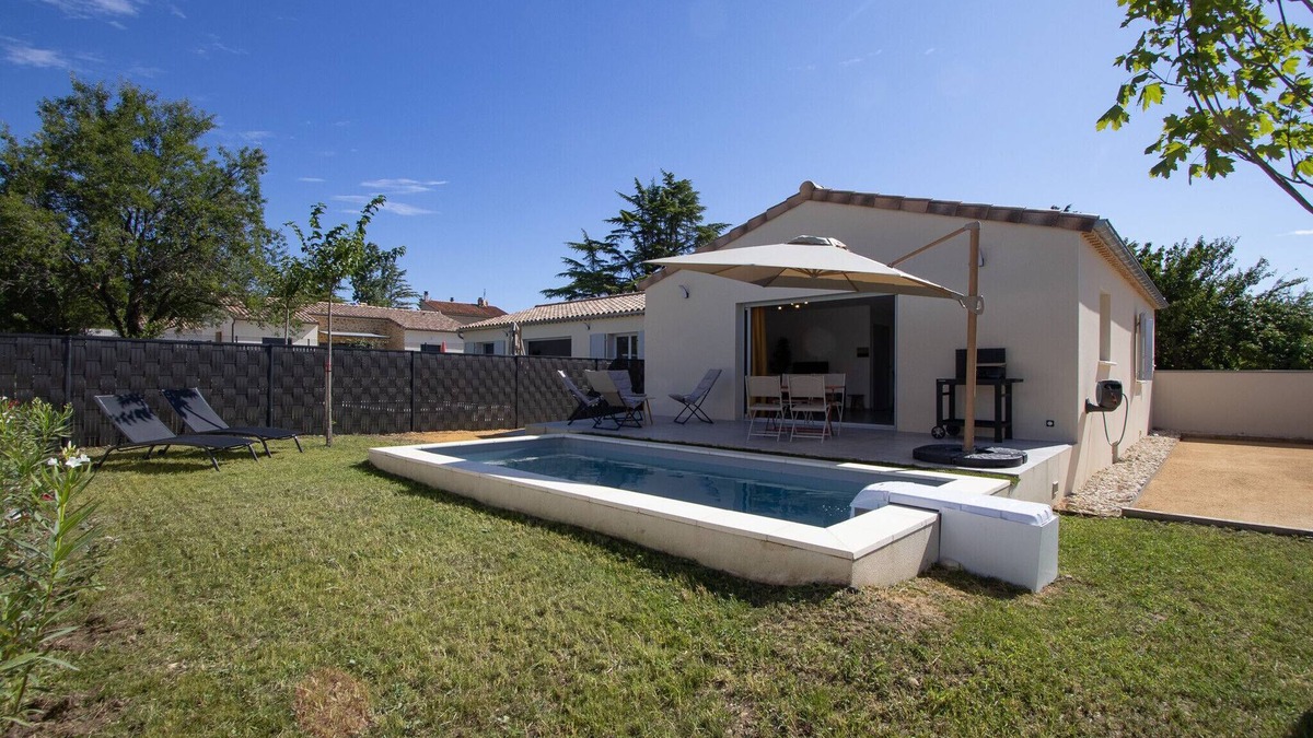 Suze-la-Rousse Villa | Chardonnay - new villa with private pool in the heart of the village - sleeps 4