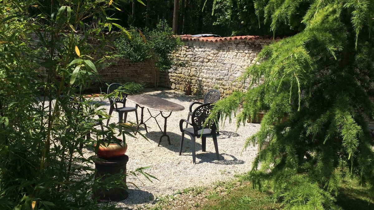 Asnieres-la-Giraud House | Charentaise house, hamlet of Moulin de la Laigne