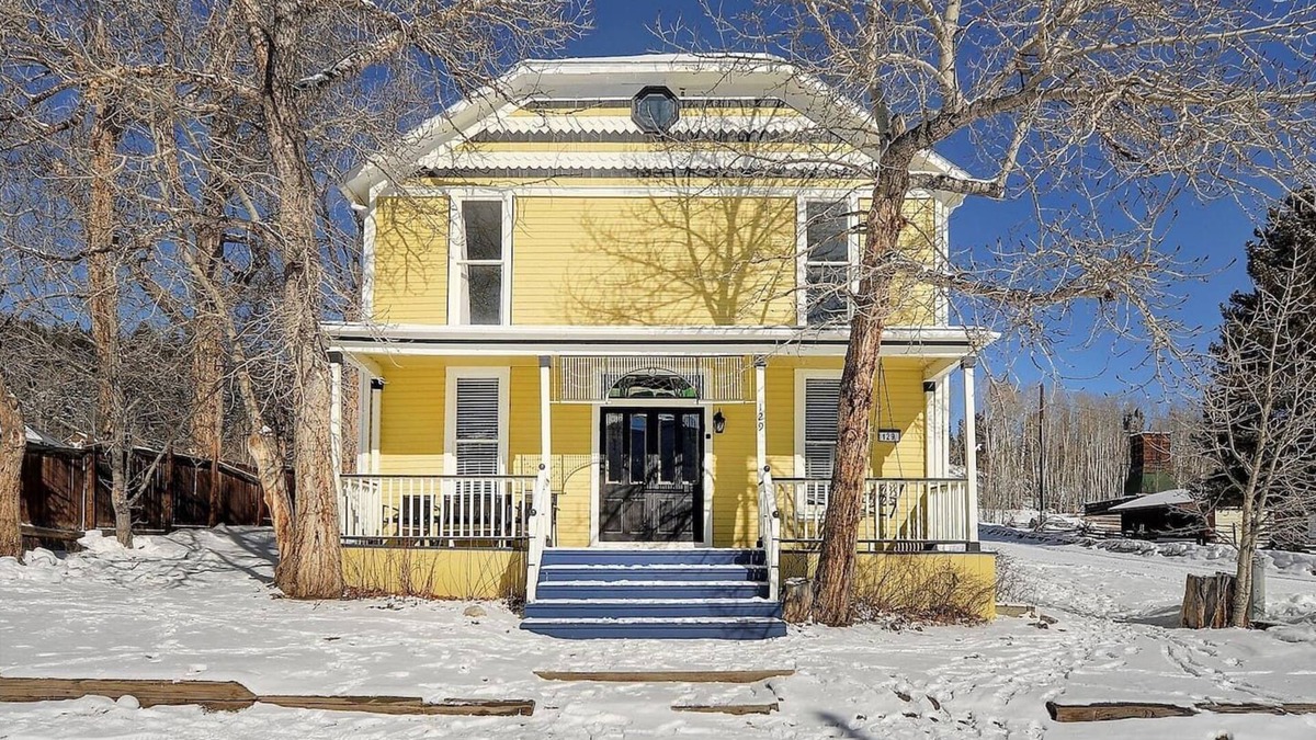 Twin Lakes House | Charles Historic Hotel Lake Retreat Fast Wifi