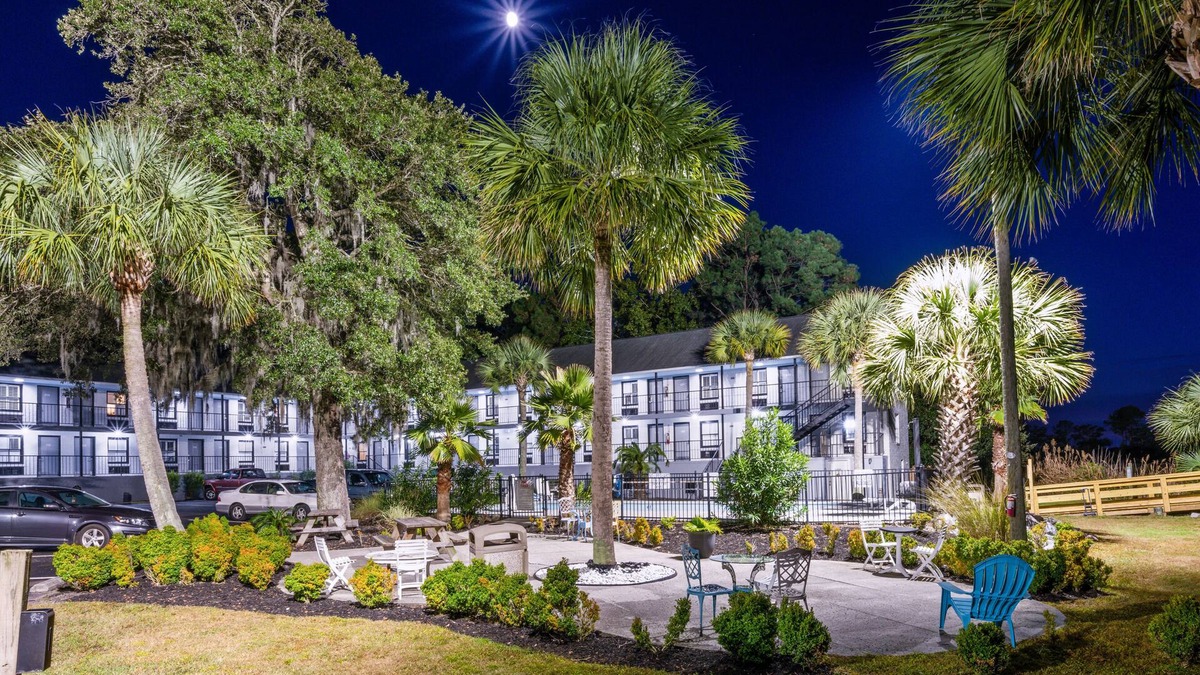 West Ashley Hotel | Charleston Creekside Inn