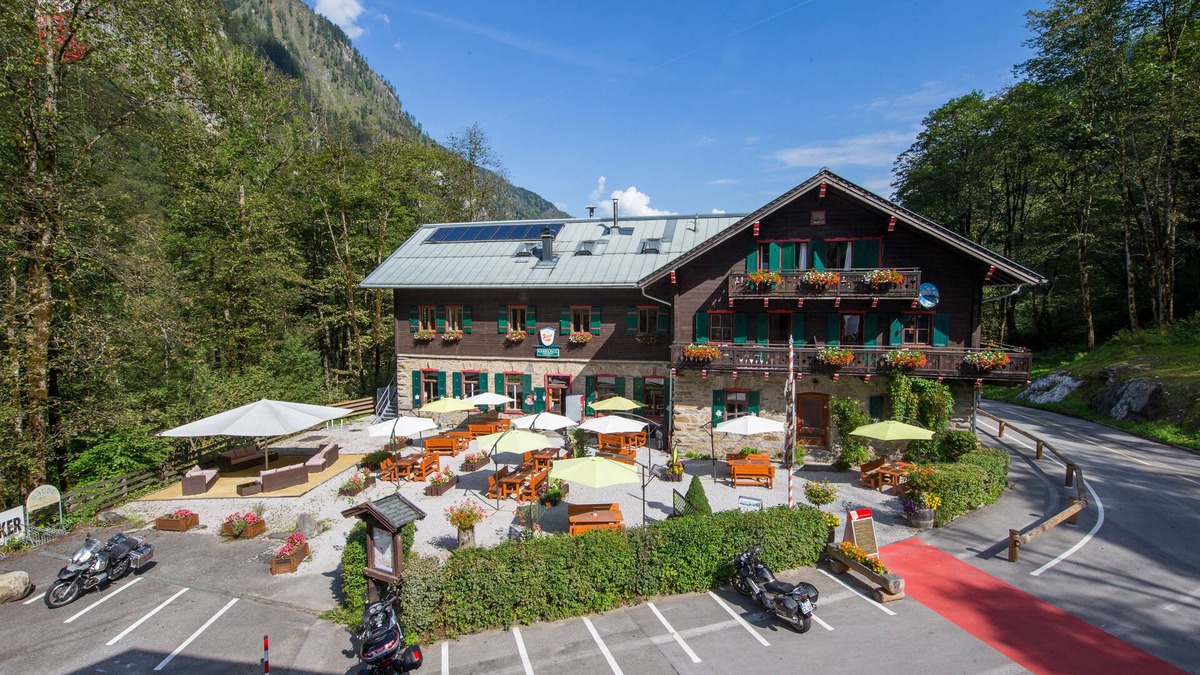 Kaprun Ski Chalet | Charlet at the foot of the Kitzsteinhorn lift, with stunning mountain views