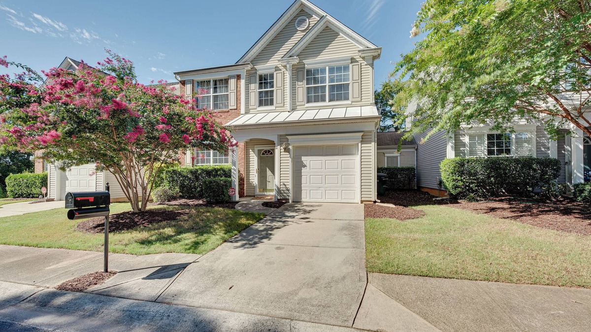 Charlotte House | Charlotte Townhome w/Deck: 18 Mi to Downtown!