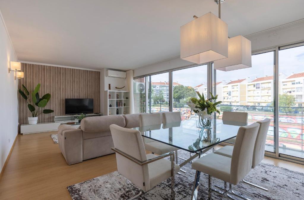 Lumiar Apartment | Charm 3BDR Apartment W/Balcony by LovelyStay