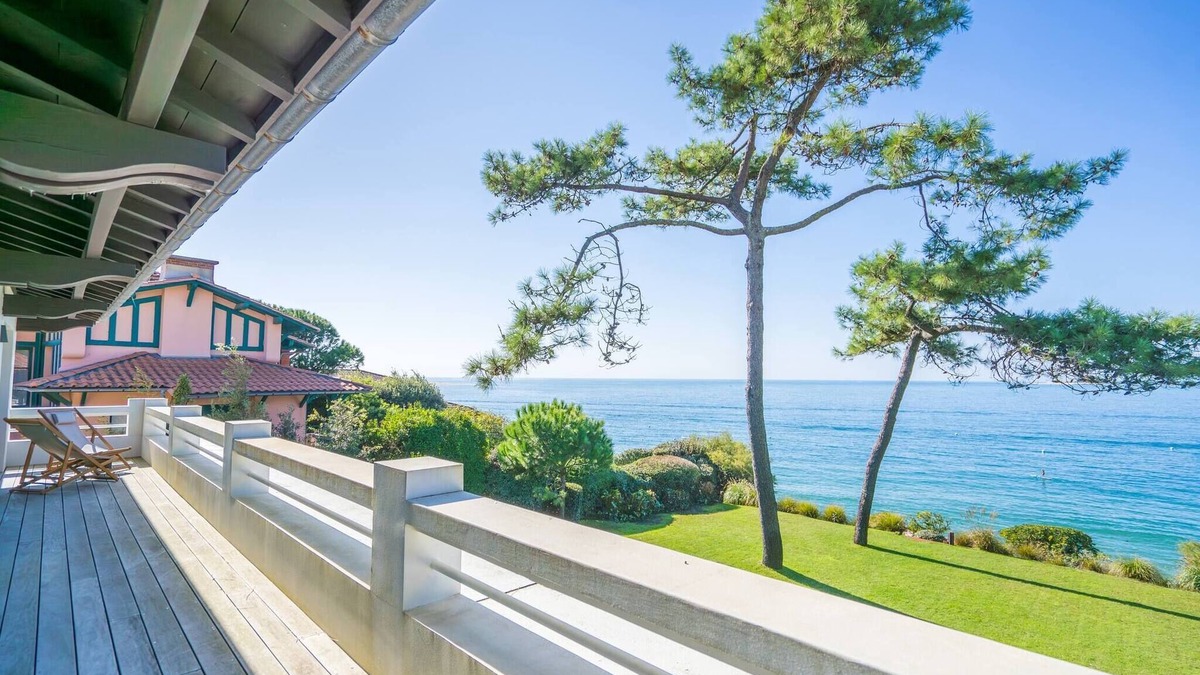 Pyla-sur-Mer Villa | Charm and authenticity for this exceptional villa - Private access to the Bassin