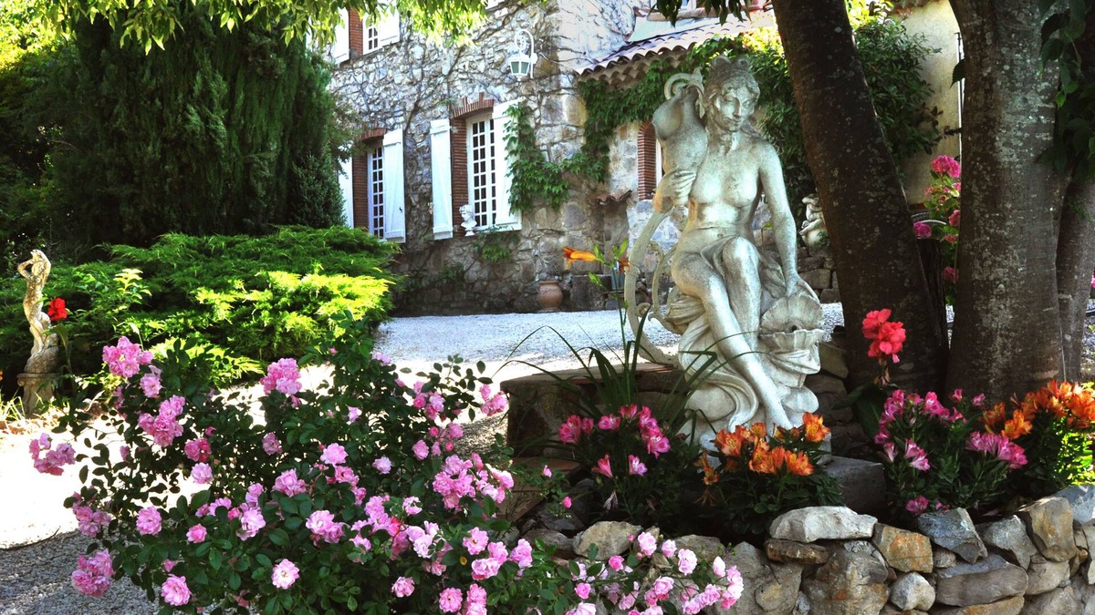 Cuers Apartment | CHARM AND SERENITY IN THE HEART OF UNSPOILT COUNTRYSIDE, WITH HEATED SWIMMING POOL