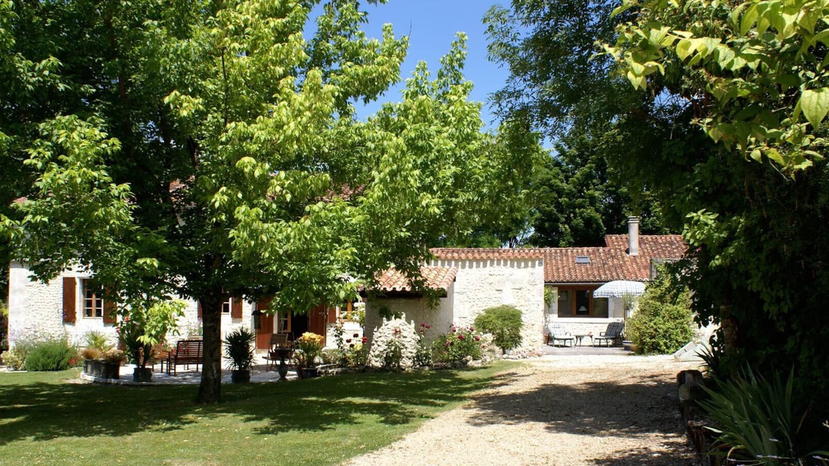 Bouteilles-Saint-Sebastien House | Charming single storey barn Dordogne/Charente border