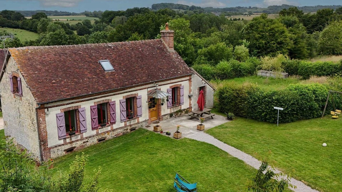 Saint-Martin-des-Pezerits Cottage | Charming Rural Villa with Large Garden, Modern Amenities, and Scenic Surroundings