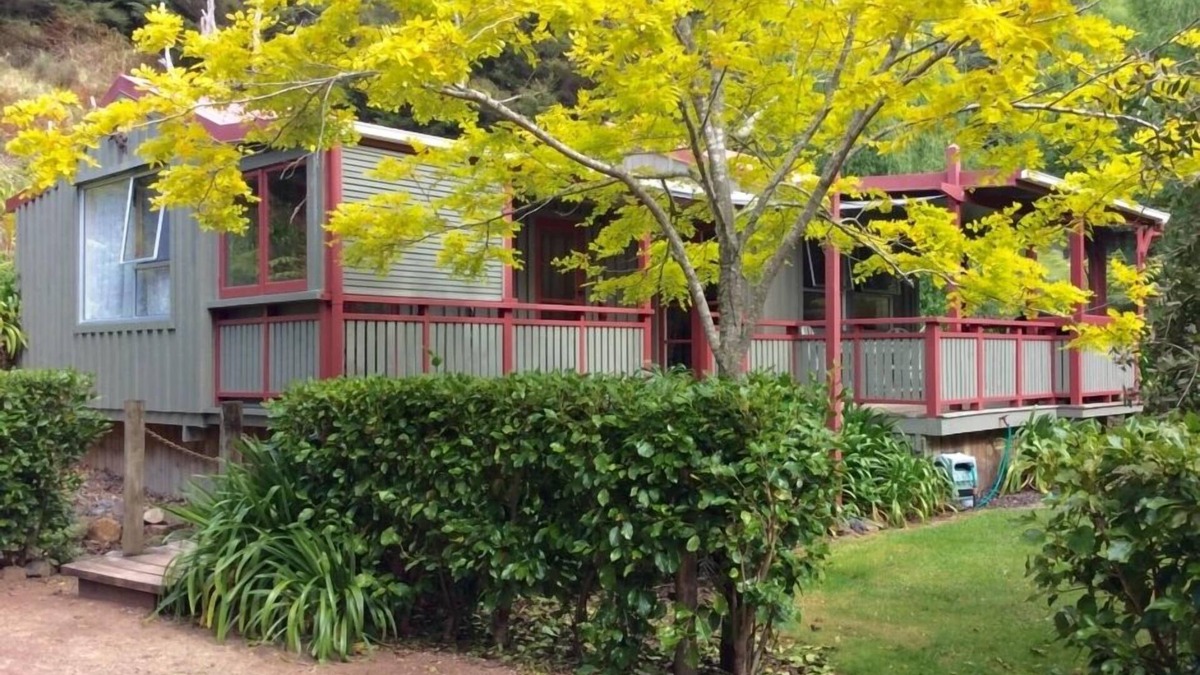 Matapouri Cottage | Charming cottage on the coast