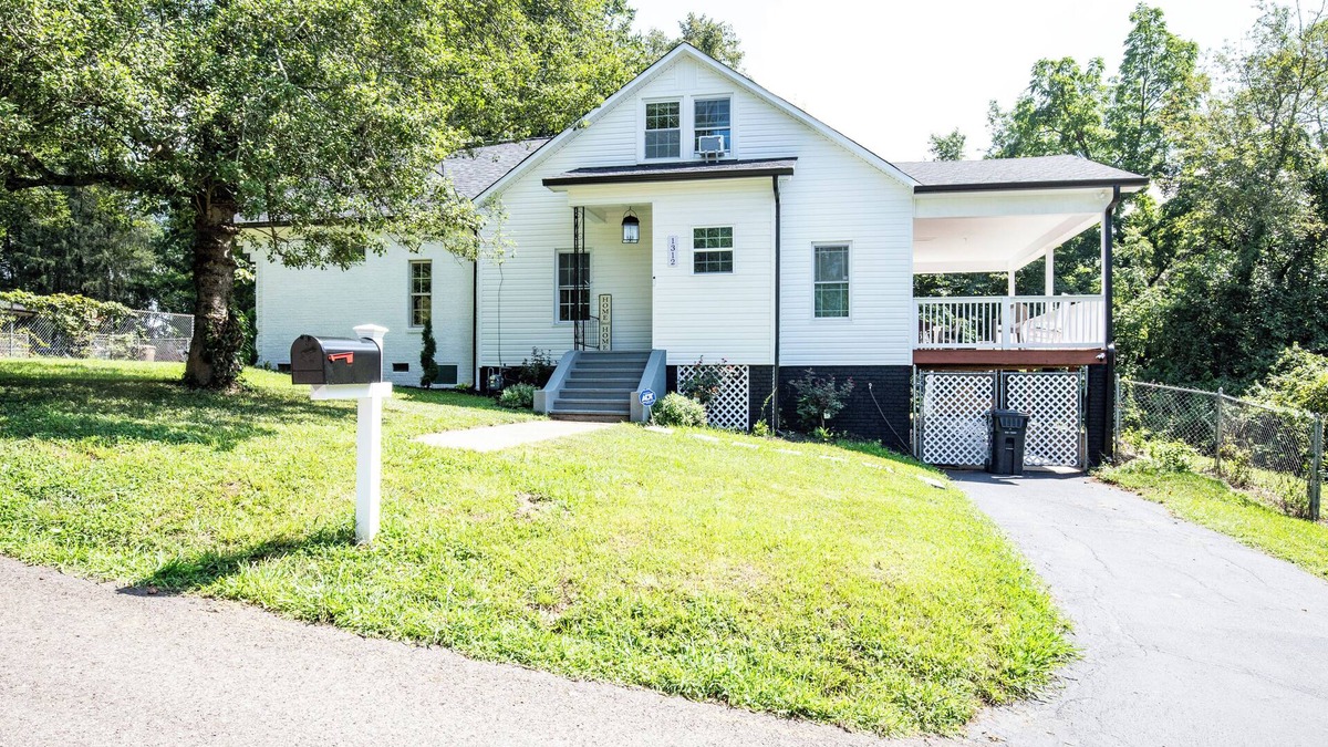 Knoxville House | Charm of Crestview! 5-bedroom house in serene Knoxville!