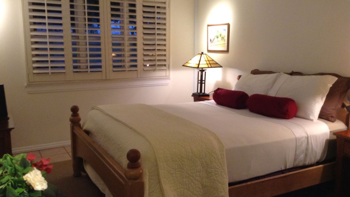 Beachwood Canyon Apartment | Charm. Privacy.and The Hollywood Sign