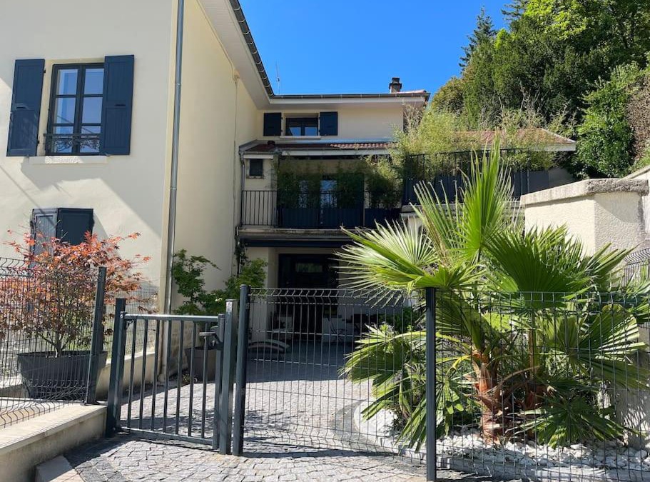Bourgoin-Jallieu Apartment | Charmant appartement en pierres