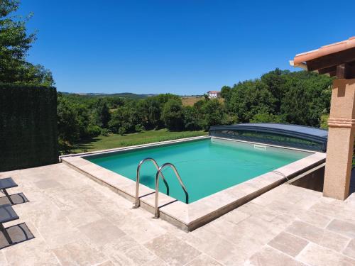 Saint-Benoit-de-Carmaux House | Charmant gîte de Lacrouzette avec piscine chauffée