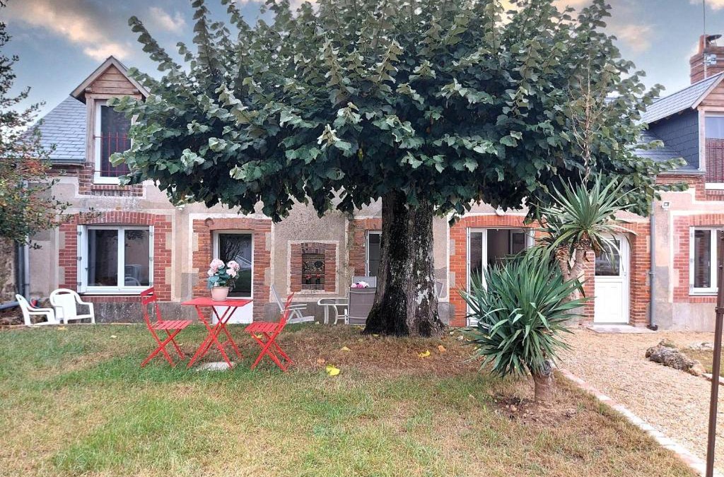 Saint-Christophe House | Charmant gîte au cœur de Saint-Christophe, 6 pers, tout confort, Wi-Fi gratuit, proche châteaux et nature - FR-1-581-116