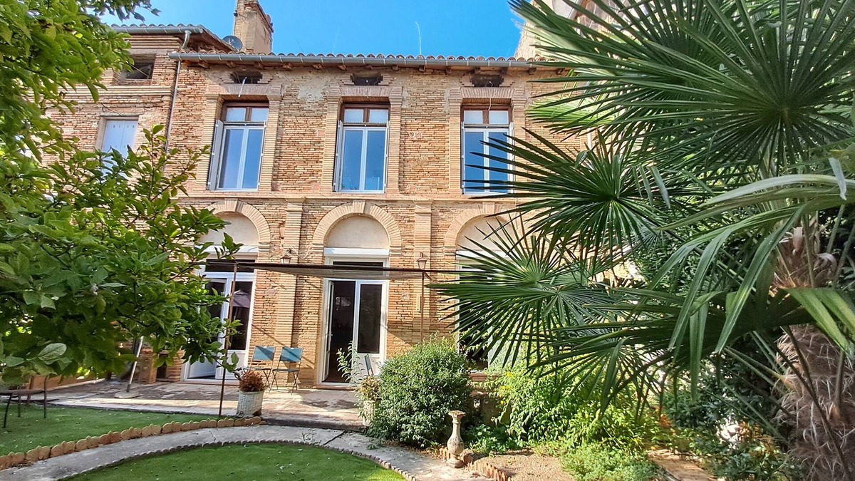 Beaumont-de-Lomagne Bed & Breakfast | Charmant Gite aux Beaux Volumes, Jardin Privé, Idéal en Familles