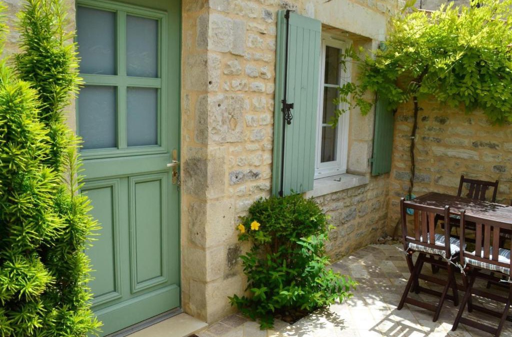 Coulonges House | Charmante maison en pierre avec cour privée, équipements bébé, vélos, proche de la Charente - FR-1-653-91