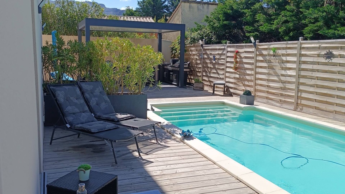 Taillades Condo | Charmante Maisonnette en Provence Avec Piscine