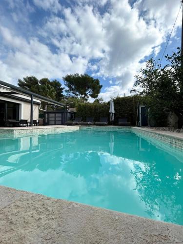 Le Brusc Villa | Charmante villa au brusc avec piscine à 10min à pied de la mer