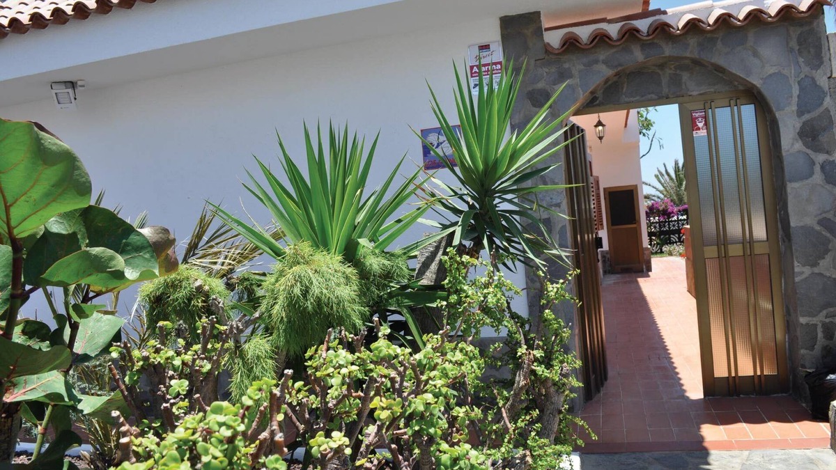 Arenas del Mar House | Charming house with mature gardens & self contained roof studio with sea views