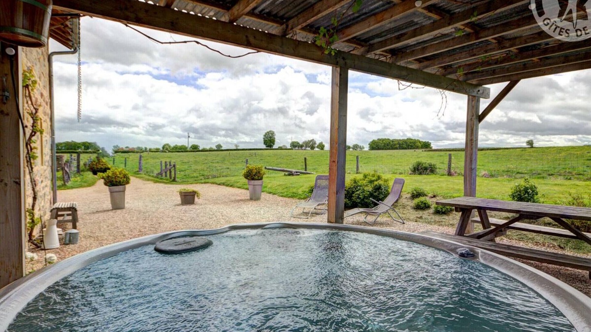Saint-Forgeux-Lespinasse Cottage | Charming 5-Bedroom House with Pool, Spa, Sauna & Fishing Pond in Tranquil Pastures